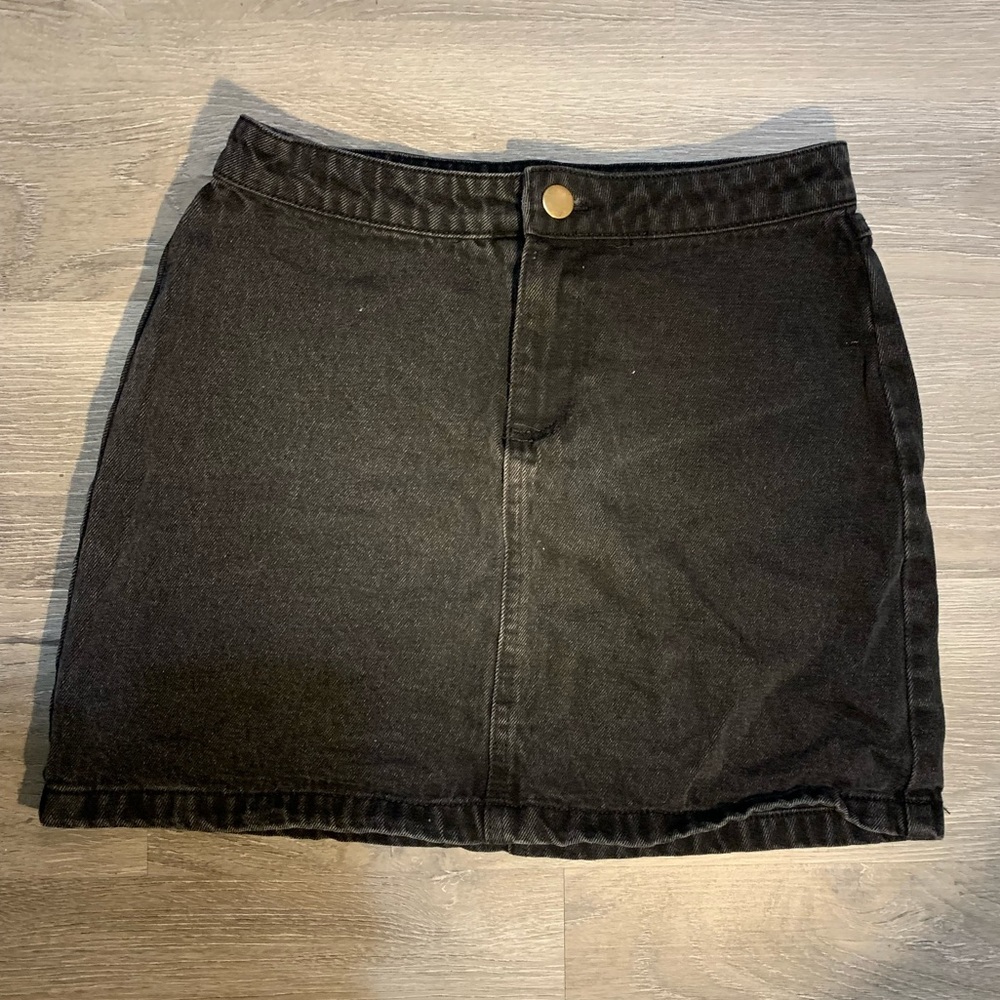 Forever 21 women’s (S) black denim skirt